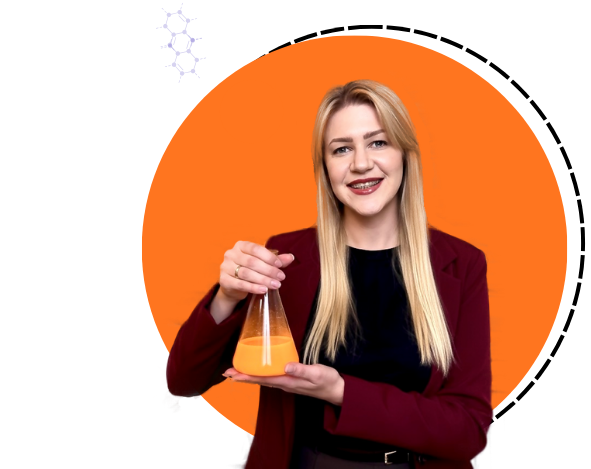 Uśmiechnięta nauczycielka chemii trzymająca kolbę z pomarańczowym płynem na tle pomarańczowego koła – grafika promująca platformę edukacyjną do matury z chemii.