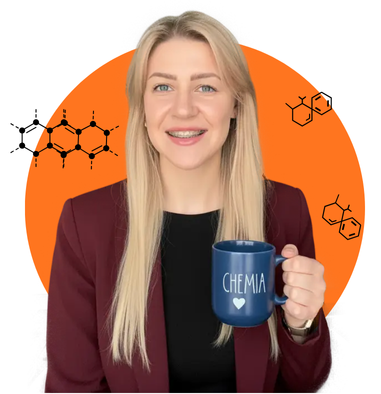 Nauczycielka chemii trzymająca kubek z napisem CHEMIA – edukacyjna platforma Matura na 100